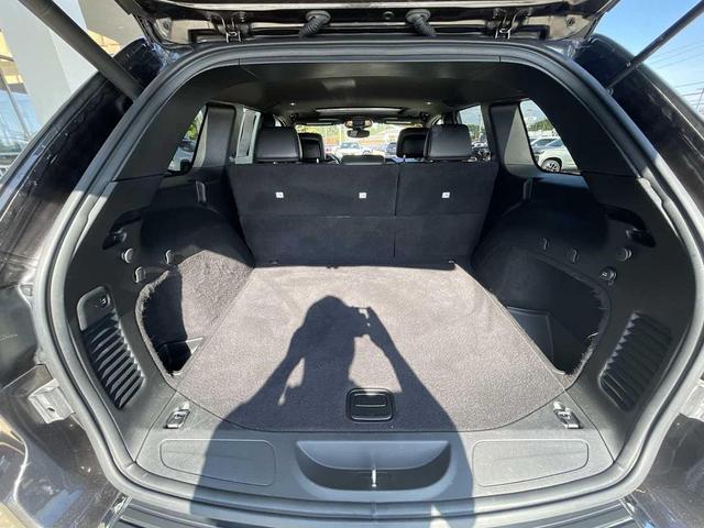 Photo of 2020 Granite Crystal Metallic Clearcoat Jeep Grand Cherokee