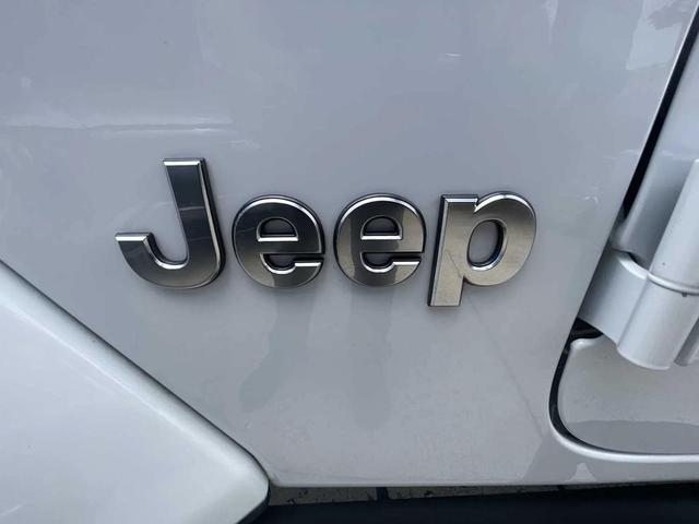 Photo of 2020 Bright White Clearcoat Jeep Gladiator
