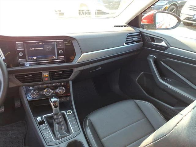 Photo of 2022 Kings Red Volkswagen Jetta