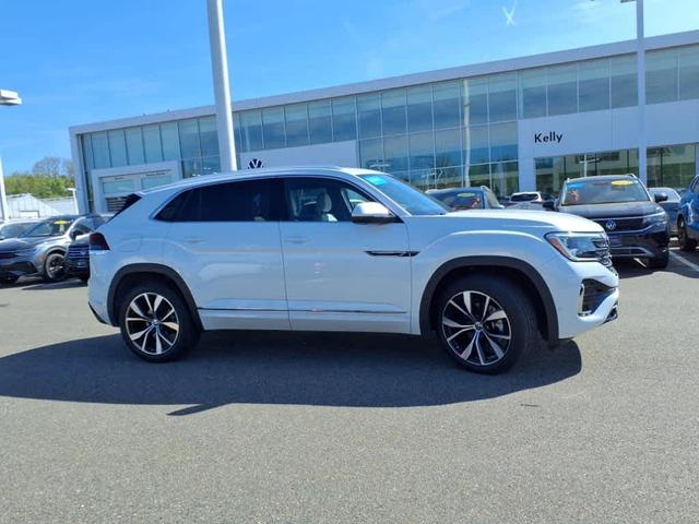 Photo of 2024 Opal White Pearl Effect Volkswagen Atlas Cross Sport