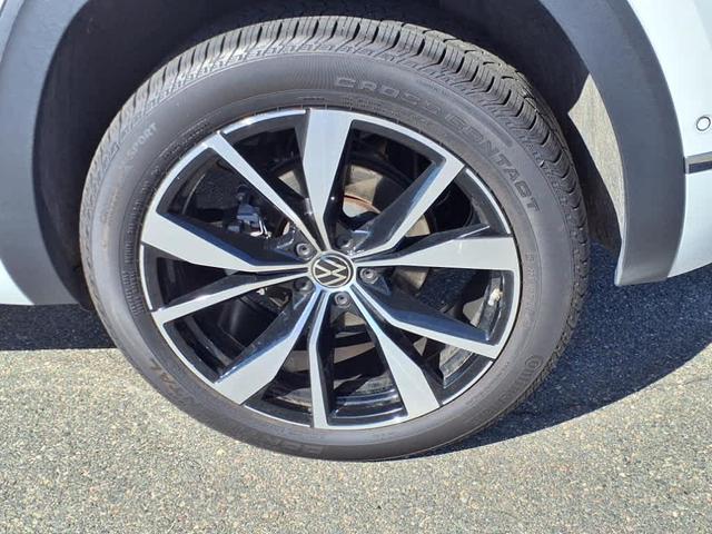 Photo of 2024 Opal White Pearl Effect Volkswagen Atlas Cross Sport