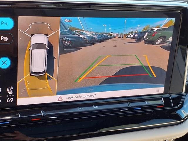 Photo of 2024 Opal White Pearl Effect Volkswagen Atlas Cross Sport