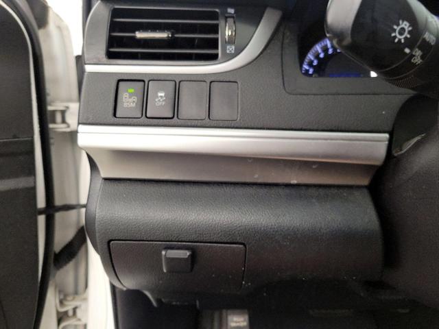 Photo of 2014 White Toyota Camry