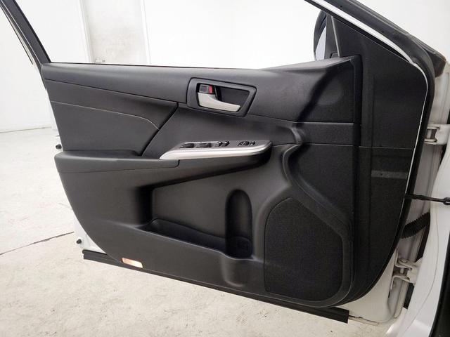 Photo of 2014 White Toyota Camry