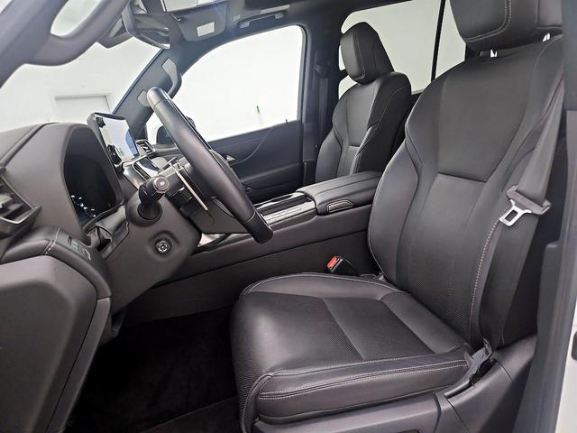 Photo of 2022 White Lexus LX 600