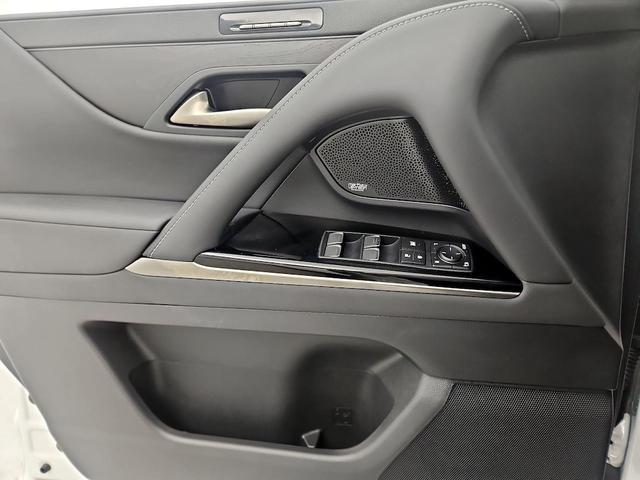Photo of 2022 White Lexus LX 600