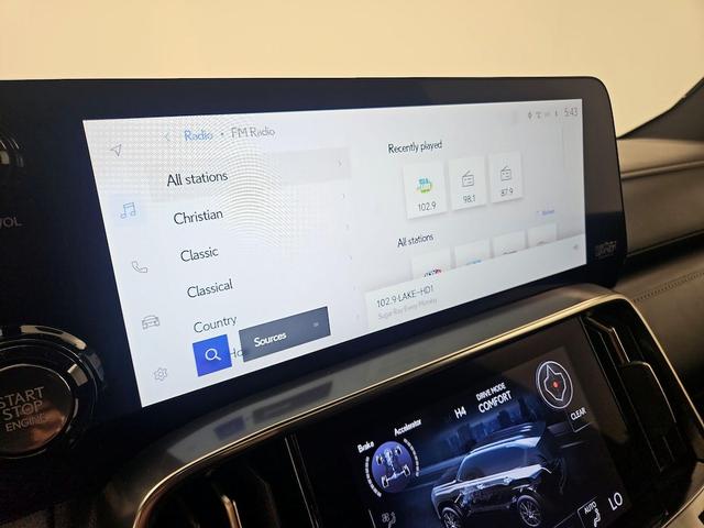 Photo of 2022 White Lexus LX 600