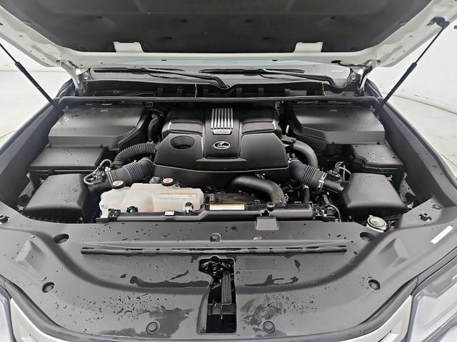 Photo of 2022 White Lexus LX 600