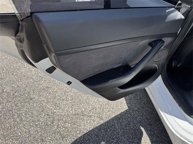 Photo of 2022 White Tesla Model 3