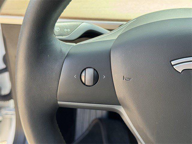 Photo of 2022 White Tesla Model 3