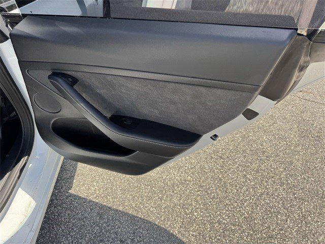 Photo of 2022 White Tesla Model 3