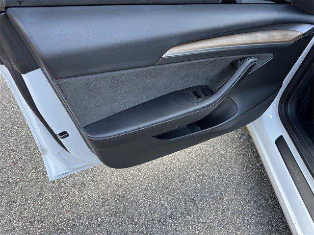 Photo of 2022 White Tesla Model 3