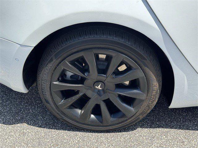Photo of 2022 White Tesla Model 3