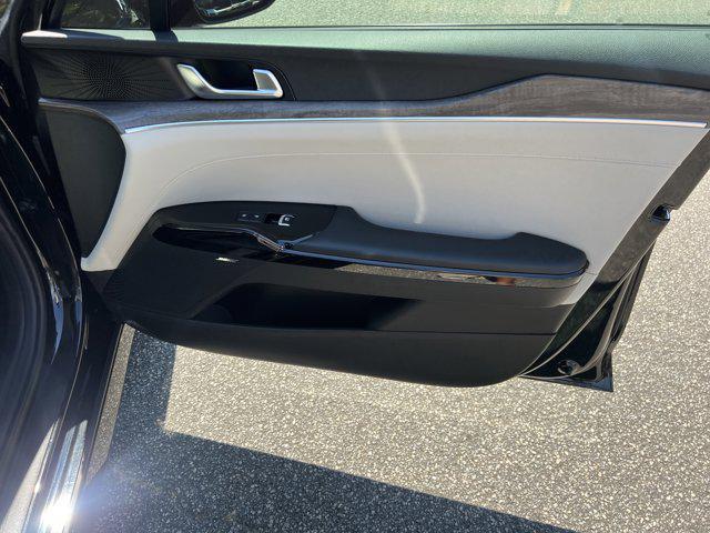 Photo of 2022 Ebony Black Kia K5