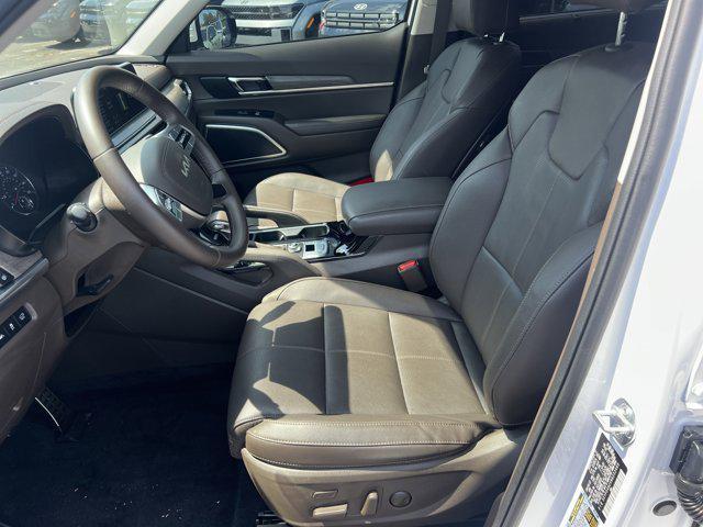 Photo of 2022 Glacial White Pearl Kia Telluride