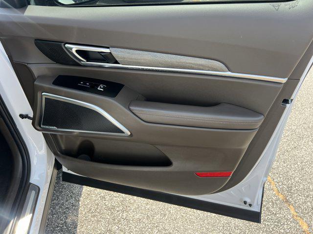 Photo of 2022 Glacial White Pearl Kia Telluride