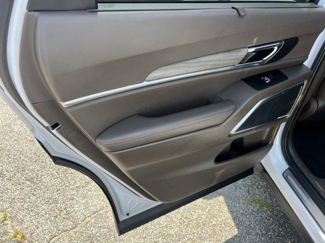 Photo of 2022 Glacial White Pearl Kia Telluride