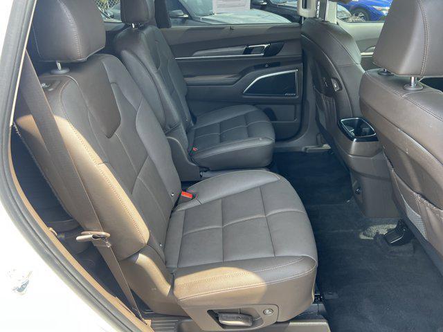 Photo of 2022 Glacial White Pearl Kia Telluride