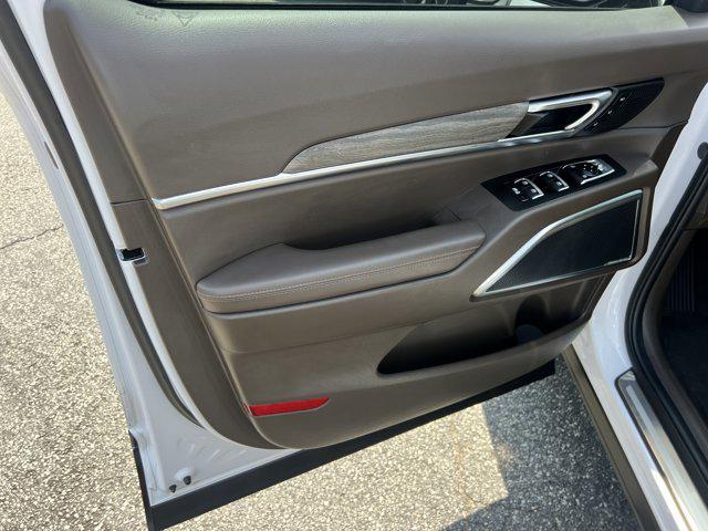 Photo of 2022 Glacial White Pearl Kia Telluride