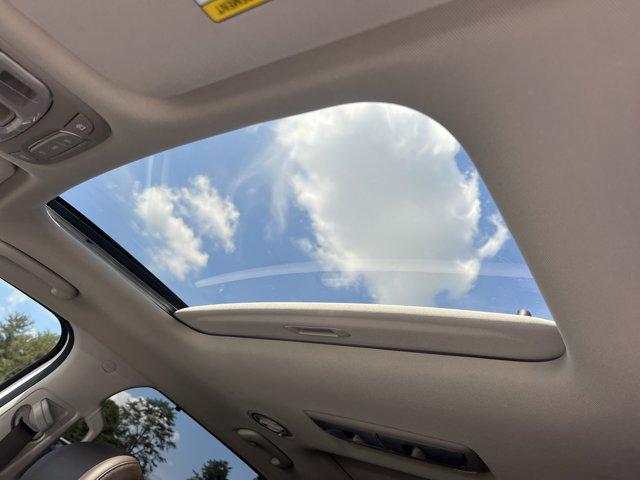 Photo of 2022 Glacial White Pearl Kia Telluride