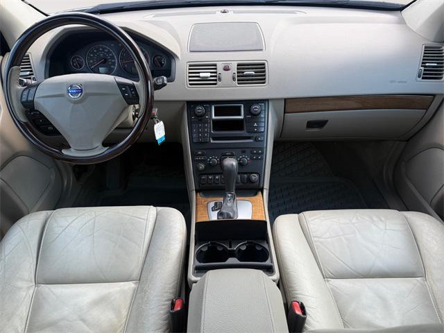 Photo of 2005 Ice White Volvo XC90
