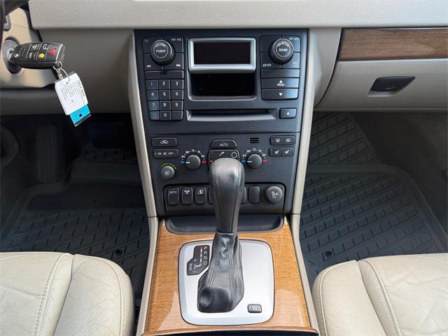 Photo of 2005 Ice White Volvo XC90