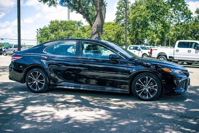 Photo of 2019 Black Toyota Camry Hybrid