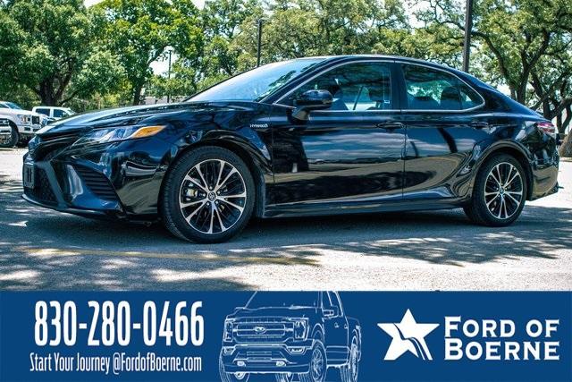 Photo of 2019 Black Toyota Camry Hybrid