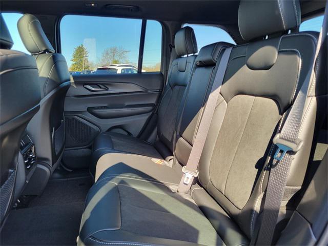 Photo of 2025 Diamond Black Crystal Pearlcoat Jeep Grand Cherokee