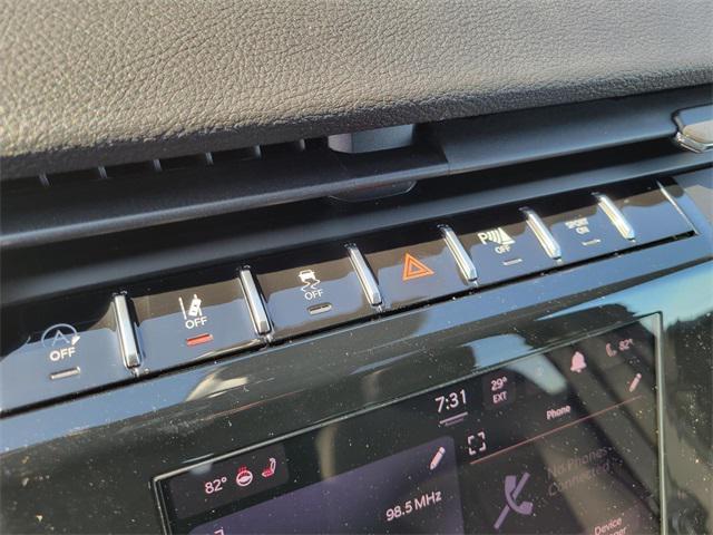 Photo of 2025 Diamond Black Crystal Pearlcoat Jeep Grand Cherokee
