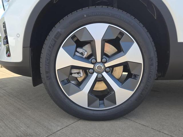Photo of 2026 Crystal White Volvo XC40