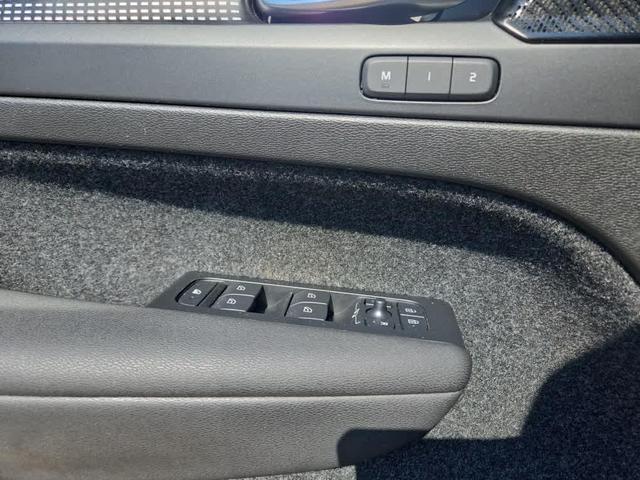 Photo of 2022 Onyx Black Metallic Volvo XC40