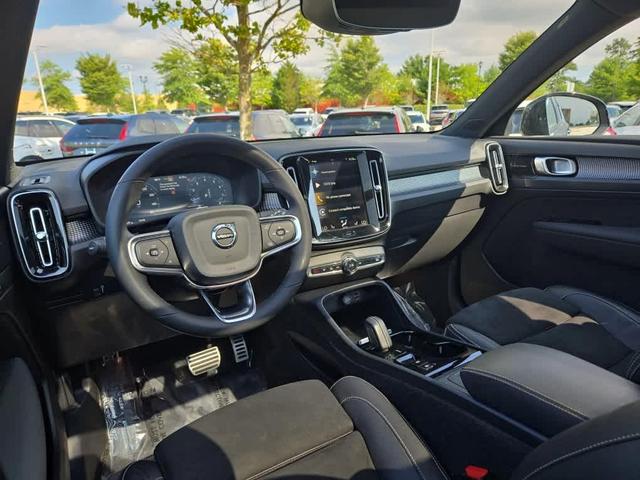 Photo of 2022 Onyx Black Metallic Volvo XC40