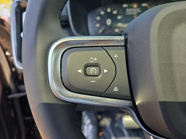 Photo of 2022 Onyx Black Metallic Volvo XC40