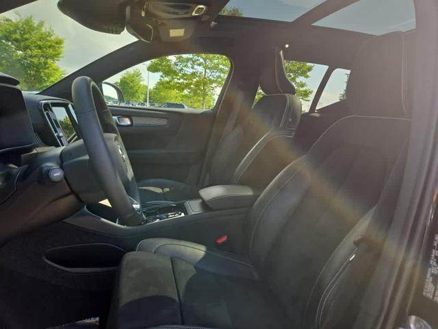 Photo of 2022 Onyx Black Metallic Volvo XC40