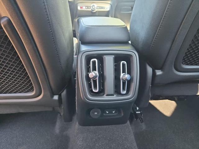 Photo of 2022 Onyx Black Metallic Volvo XC40