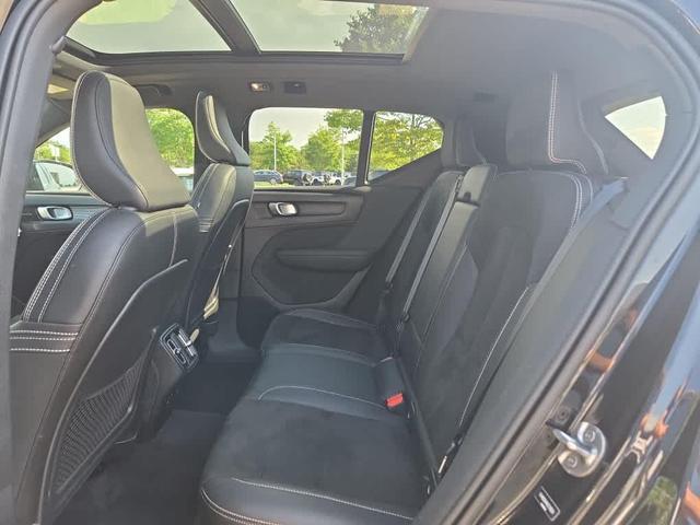 Photo of 2022 Onyx Black Metallic Volvo XC40