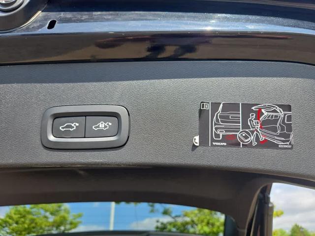 Photo of 2022 Onyx Black Metallic Volvo XC40