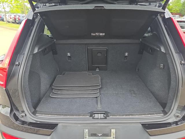 Photo of 2024 Onyx Black Metallic Volvo XC40