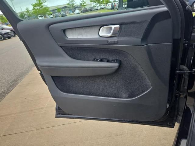 Photo of 2024 Onyx Black Metallic Volvo XC40