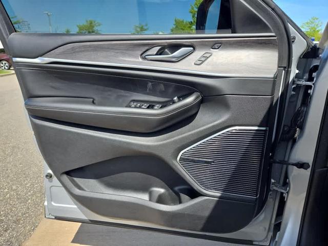 Photo of 2021 Silver Zynith Jeep Grand Cherokee L