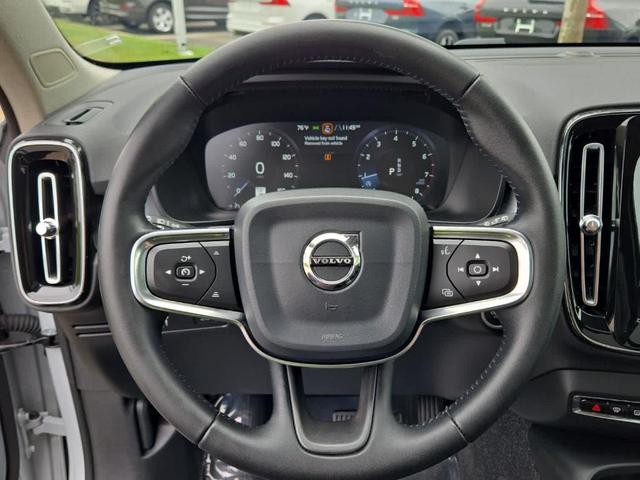 Photo of 2020 Glacier Silver Metallic Volvo XC40