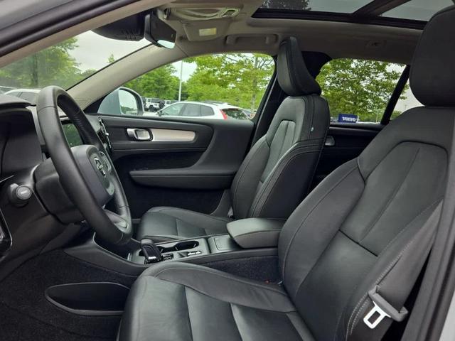 Photo of 2020 Glacier Silver Metallic Volvo XC40