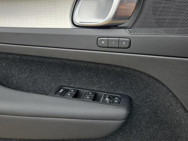 Photo of 2020 Glacier Silver Metallic Volvo XC40