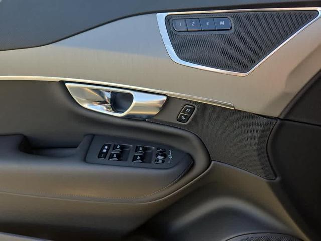 Photo of 2024 Onyx Black Metallic Volvo XC90