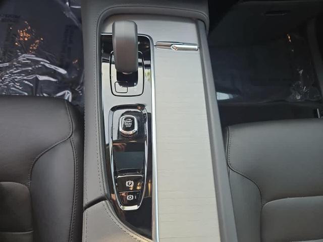 Photo of 2024 Onyx Black Metallic Volvo XC90