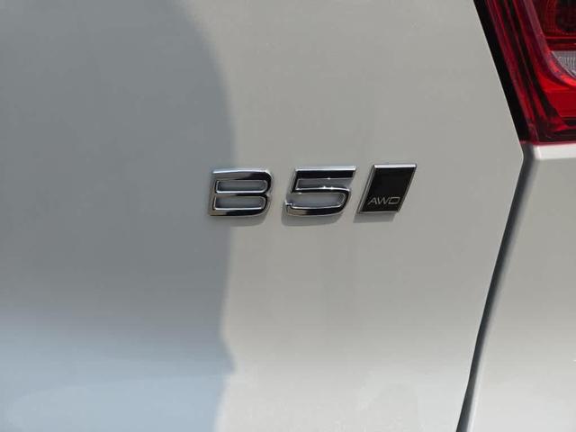 Photo of 2026 Crystal White Volvo XC40