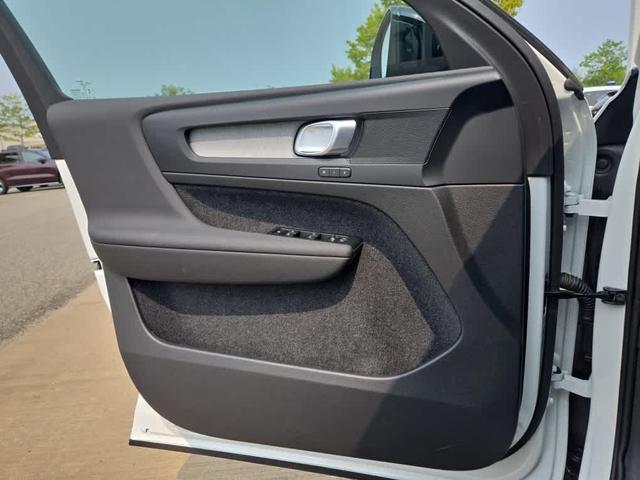 Photo of 2026 Crystal White Volvo XC40