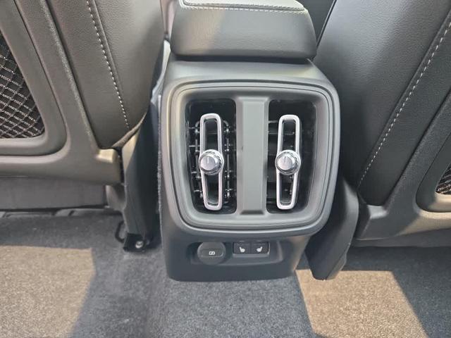 Photo of 2026 Crystal White Volvo XC40