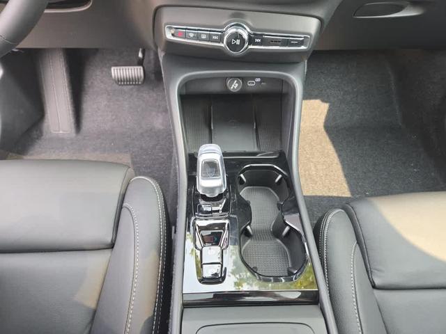 Photo of 2026 Crystal White Volvo XC40